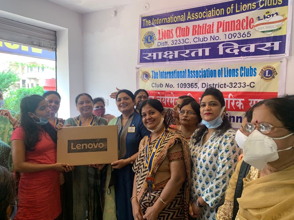 लायंस क्लब भिलाई पिनेकल ने जरूरतमंदों को दिए व्हील चेयर और कॉलेज की फीस, जोन चेयरपर्सन की अधिकारिक यात्रा पर हुए विविध आयोजन