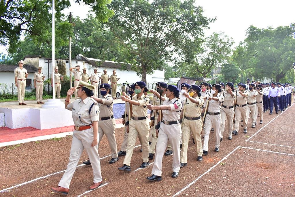 वर्दी पहनने से आत्म सम्मान में वृद्धि होती है बद्रीनारायण, वरिष्ठ पुलिस अधीक्षक ने ली जनरल परेड की सलामी किया विभिन्न शाखाओं का निरीक्षण