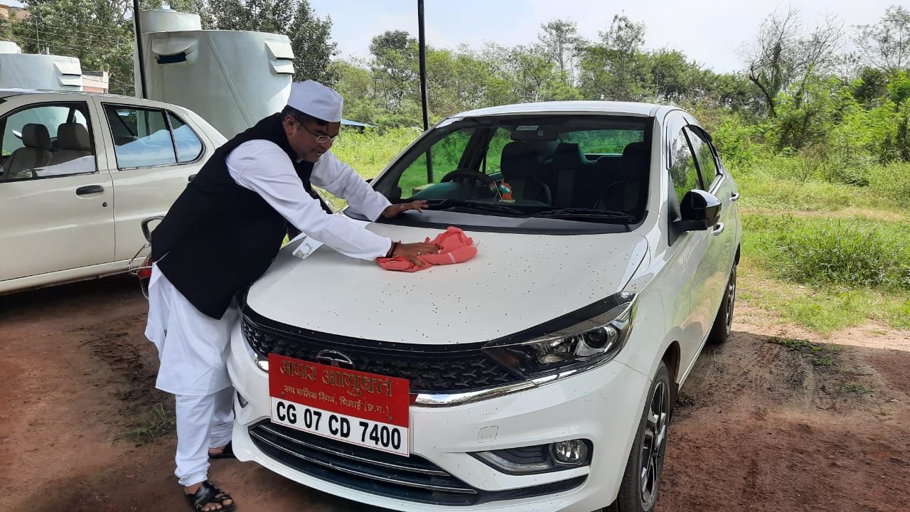 गांधीगिरी करते निगम पहुंचे रिकेश सेन ने की आयुक्त के ऑफिस गेट की सफाई, अपर आयुक्त, स्वास्थ्य अधिकारी के कार को पोछा, करोड़ों का सफाई घोटाला में कार्रवाई की मांग को लेकर सत्याग्रह आंदोलन