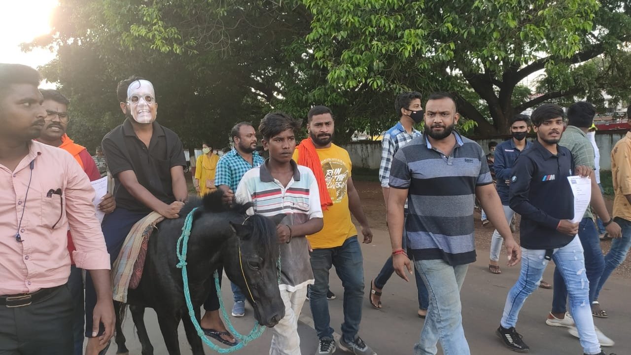 कांग्रेस नेता दिग्विजय सिंह की बयानबाजी के खिलाफ भाजयुमो का अनोखा प्रदर्शन,खच्चर पर बैठकर थाने पहुंचे, कांग्रेस नेता के खिलाफ जुर्म दर्ज करने की मांग कांग्रेस नेता दिग्विजय सिंह की बयानबाजी के खिलाफ भाजयुमो का अनोखा प्रदर्शन,खच्चर पर बैठकर थाने पहुंचे, कांग्रेस नेता के खिलाफ जुर्म दर्ज करने की मांग