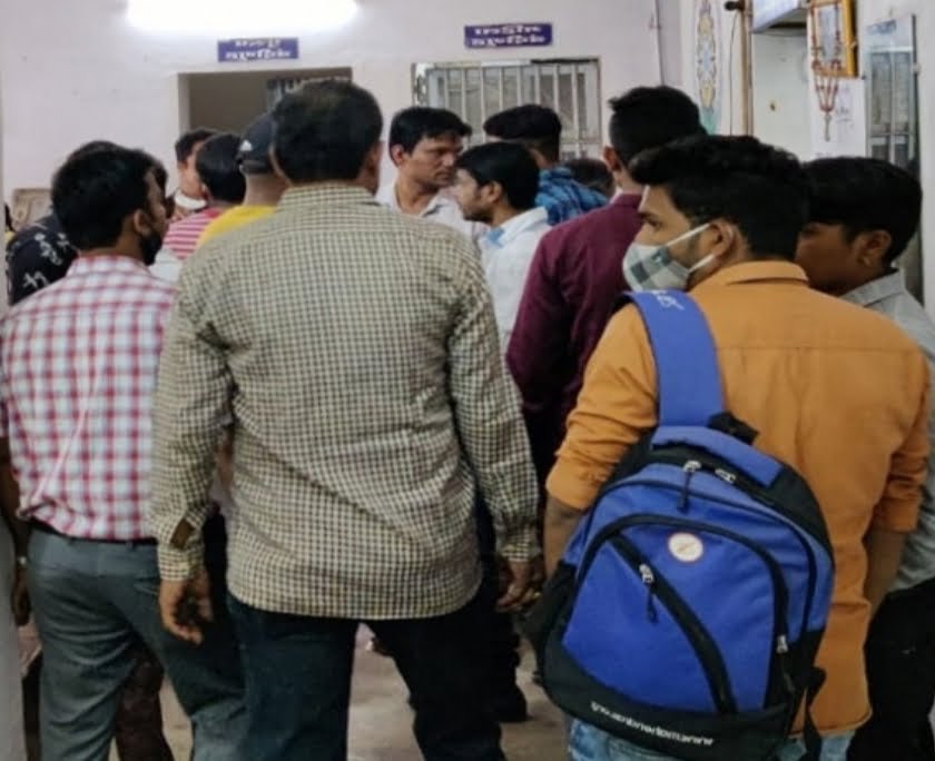 दुर्ग के बीजेपी नेता पर चाकू से हमला, बदमाशों ने पहले भाई को मारा, बचाने गए नेता पर भी किया हमला, दो गिरफ्तार दुर्ग के बीजेपी नेता पर चाकू से हमला, बदमाशों ने पहले भाई को मारा, बचाने गए नेता पर भी किया हमला, दो गिरफ्तार