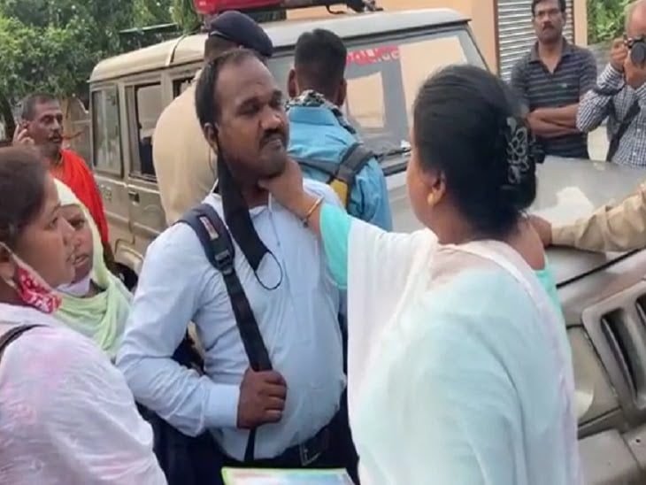 पुलिस कर्मियों के सामने युवक का गला पकड़कर बोली- इस इलाके में आए न तो गाड़ दूंगी, आरक्षको के लाइन अटैच होने के बाद महिला पर जुर्म दर्ज, शीघ्र होगी गिरफ्तारी