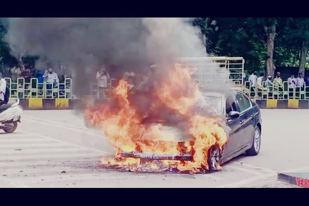 रायपुर के GE रोड में धू-धू कर जली BMW कार, चालक ने बचाई अपनी जान