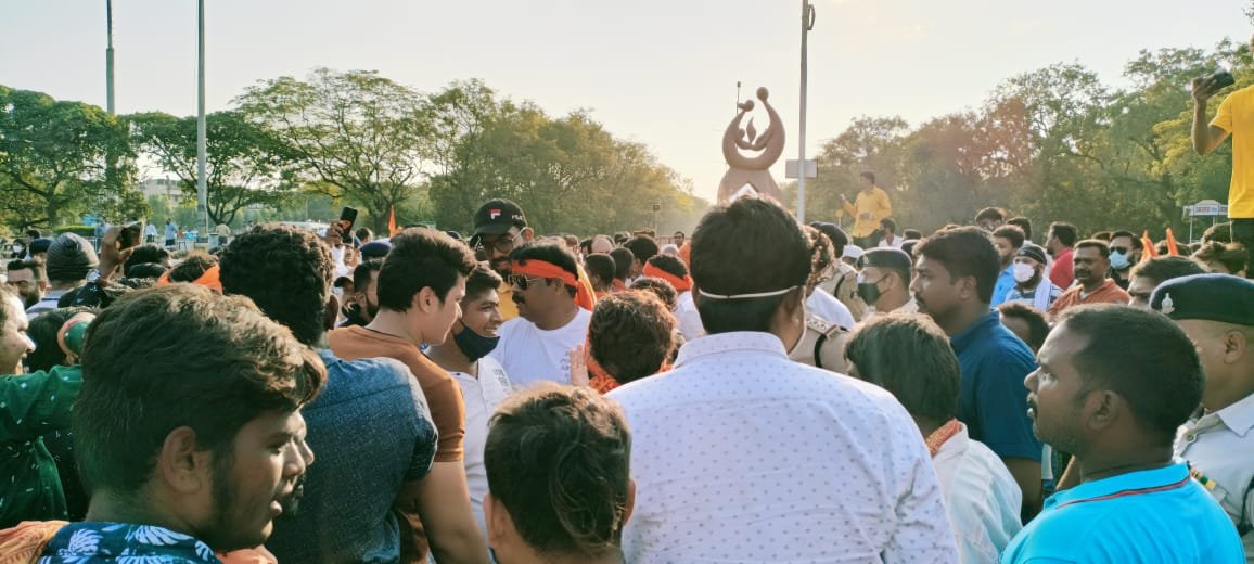 पुलिस प्रशासन द्वारा सेक्टर 1 के मामले में एकतरफा कार्रवाई पर विश्व हिंदू परिषद बजरंग दल के द्वारा किया गया थाने का घेराव