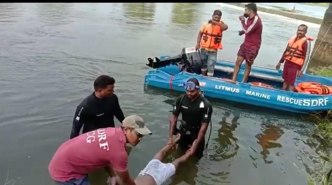 टिकरी नदी में डूबने से 14 वर्षीय बालक की मौत 5 घंटे की मशक्कत के बाद दुर्ग नगर सेना एवं एसडीआरएफ़ की टीम ने निकाला शव