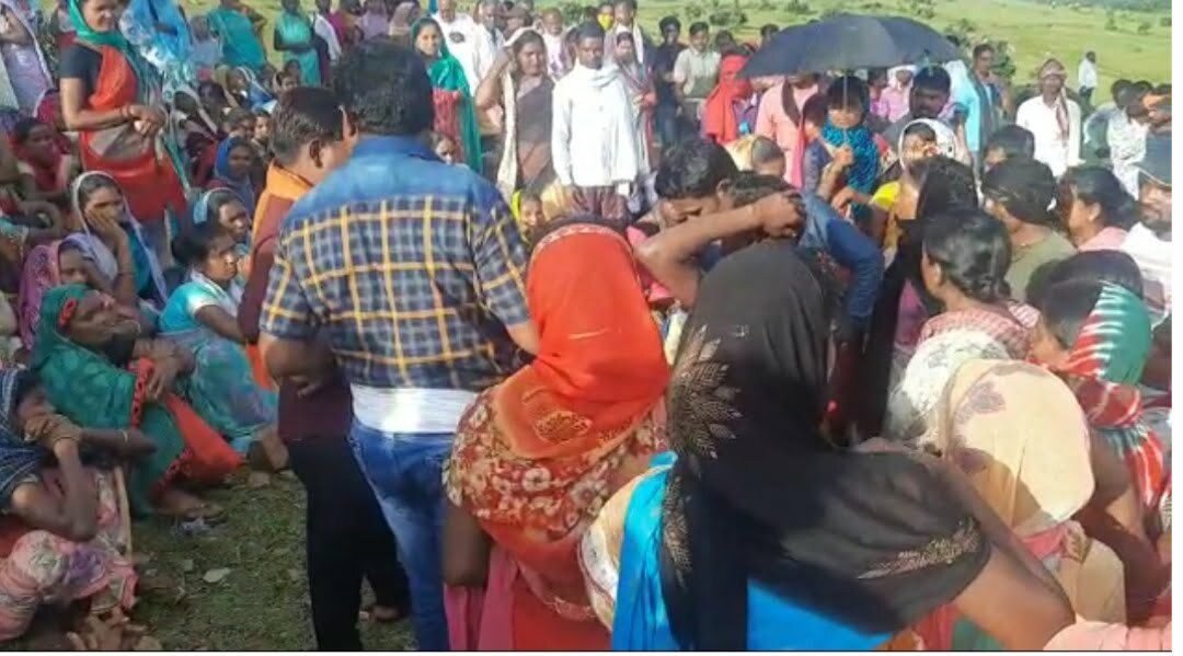 भले जान चली जाए नहीं खुलने देंगे एलुमिना फैक्ट्री महासभा में 11 गांवों के हजारों ग्रामीणों ने कहा, मंत्री अमरजीत के नहीं आने से रोष