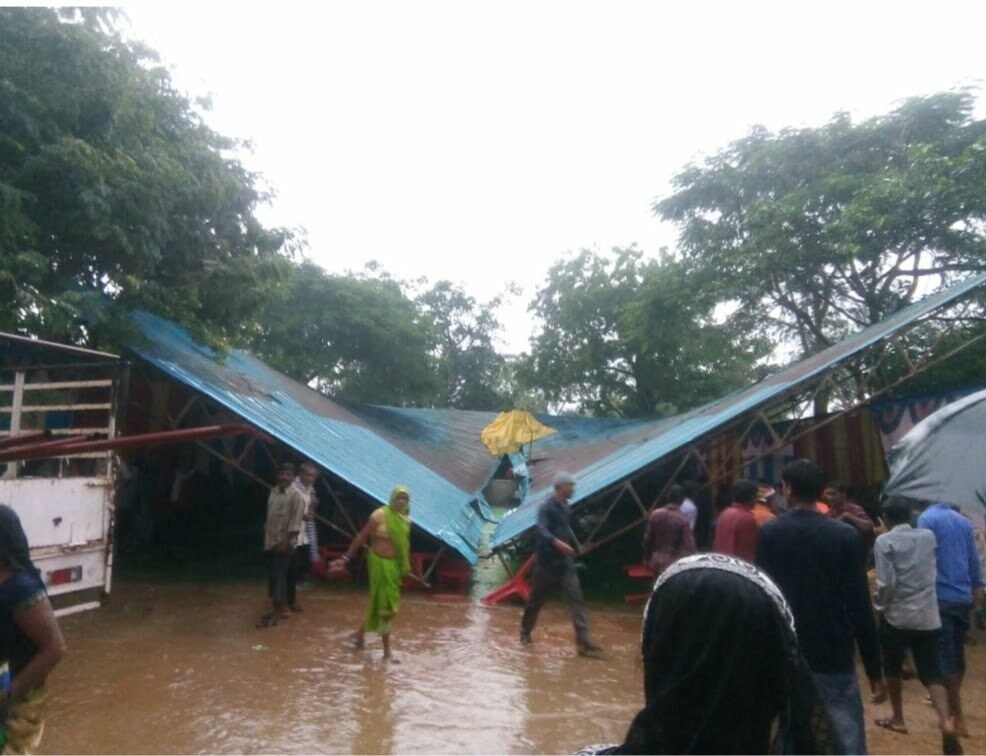स्कूल का शेड गिरा, 14 घायल, चार की हालत गंभीर चल रहा था लोकार्पण कार्यक्रम, धनेन्द्र साहू थे कार्यक्रम के अतिथि
