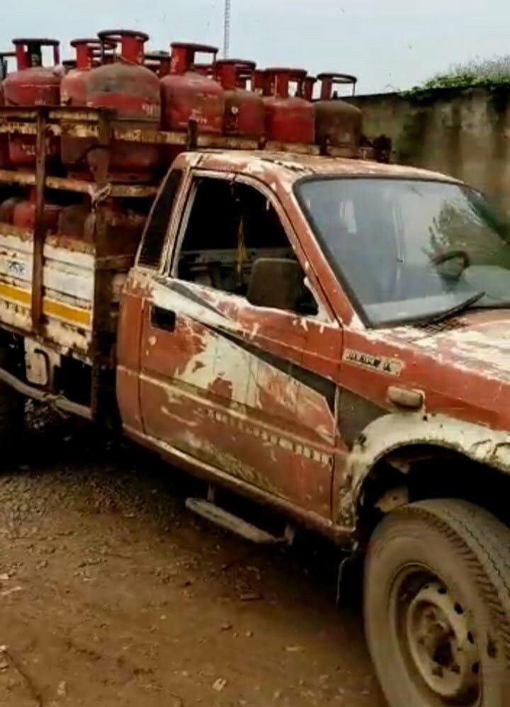 सील लगे रसोई सिलेंडरों में से गैस निकालते इंडेन गैस एजेंसी का स्टाफ पकडा़या, गिरफ्तार