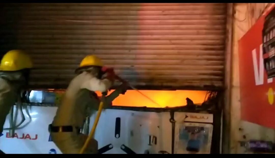 हॉस्पिटल सेक्टर मार्केट में बीती रात्रि मोबाइल एवं इलेक्ट्रिकल दुकान में लगी आग, लाखों का सामान जलकर हुआ खाक, अग्निशमन एवं आपातकालीन सेवा ने बुझाई आग