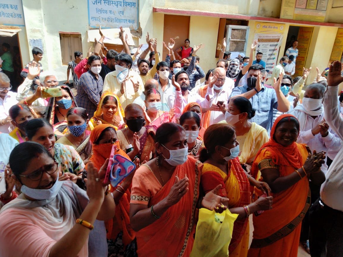 निगम में व्याप्त भ्रष्टाचार के खिलाफ वैशाली नगर जोन कार्यालय का पूर्व पार्षद ने किया घेराव, परिस्थितियां सुधरने तक जारी रहेगा आंदोलन