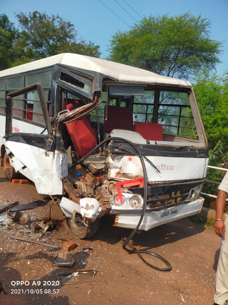 दुर्ग धमधा रोड पर पुलिस बस को ठोकर मारी मेटाडोर ने, दो आरक्षक सहित चार घायल