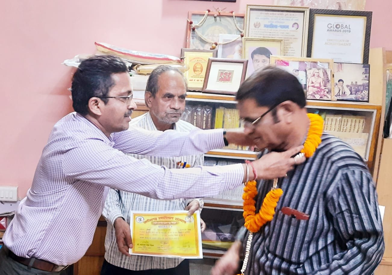 छत्तीसगढ़ स्वाभिमान संस्थान रायपुर नेआचार्य डा.महेशचन्द्र शर्मा को उनके  भिलाई आवास में दिया ‘लेखक सम्मान