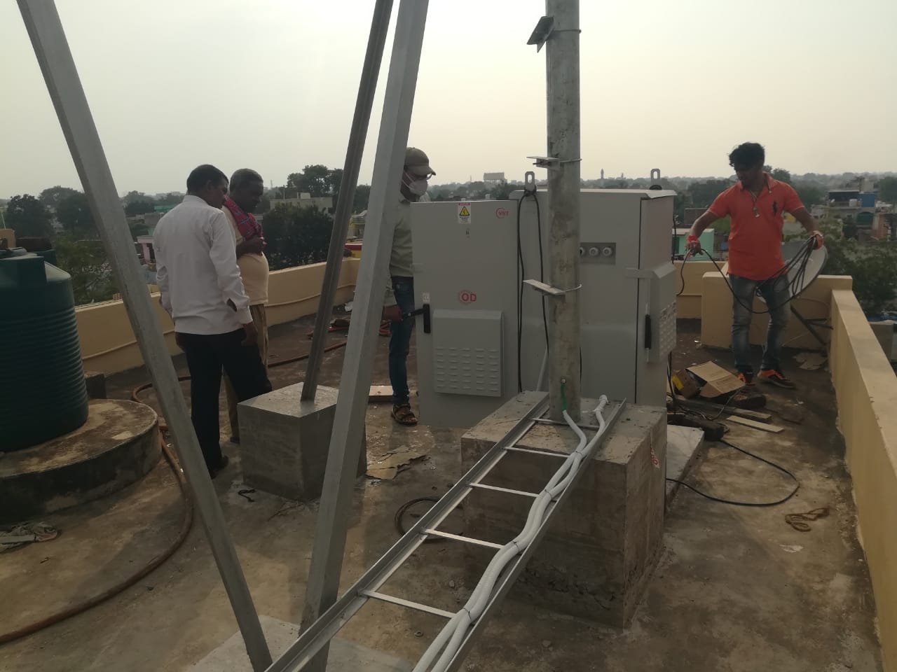 एयरटेल कंपनी अवैध रूप से सेक्टर 2 में लगा रही थी मोबाइल टावर , निगम ने कार्य रुकवाकर उपकरणों किए जप्त
