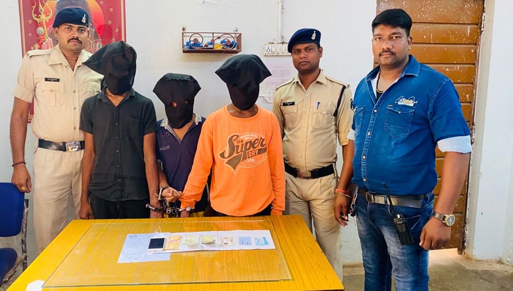 फैक्ट्री चौकीदार से लूट के तीनों आरोपी गिरफ्तार, मोबाइल फोन एवं 12 सौ नगद राशि जप्त, सीसीटीवी फुटेज से पुलिस पहुंची आरोपियों तक