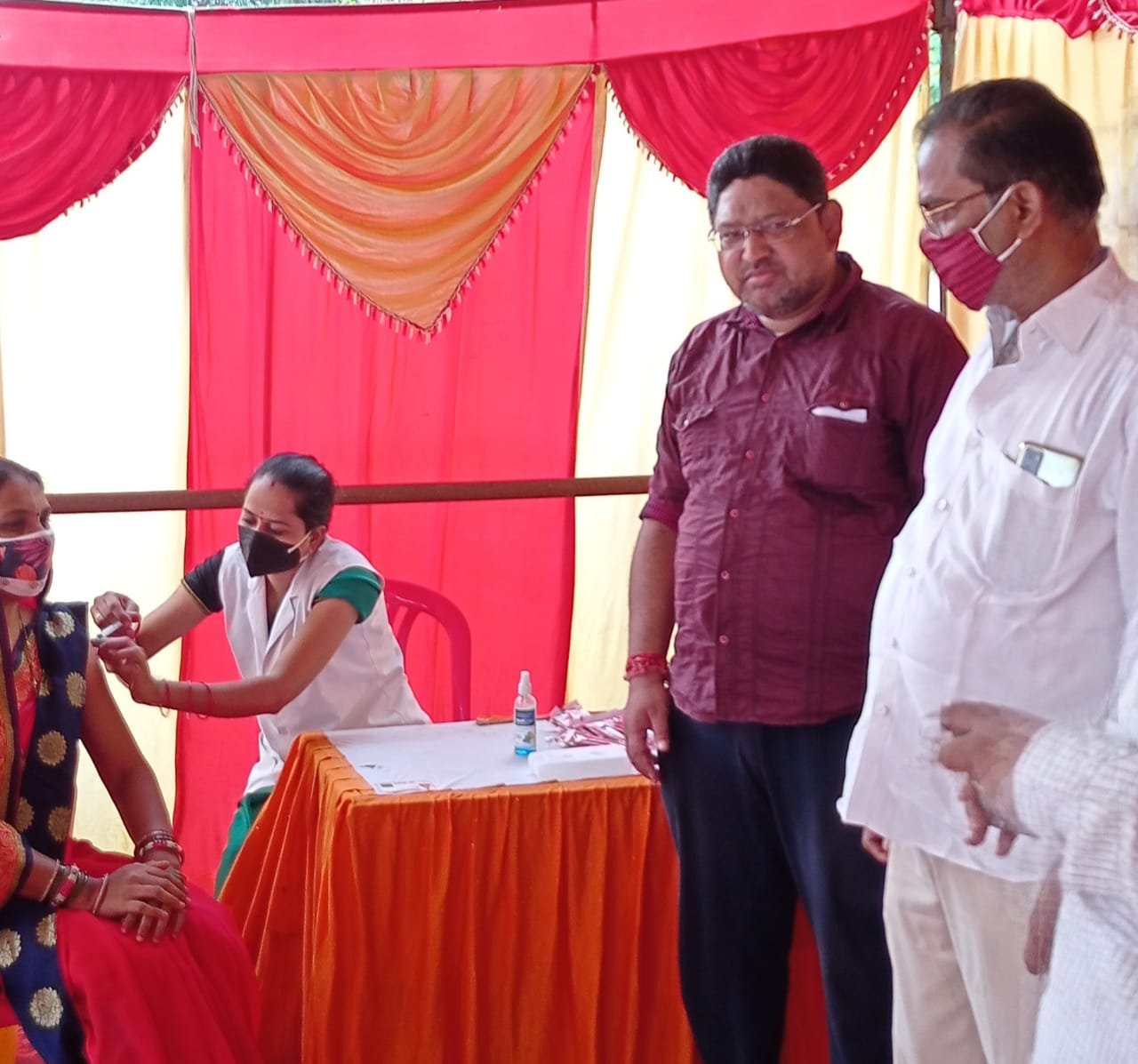 नेताजी सुभाष नवयुवक जागृत दुर्गा उत्सव समिति लाल मैदान में लगे टीकाकरण शिविर में 165 ने लगाया वैक्सीन नेताजी सुभाष नवयुवक जागृत दुर्गा उत्सव समिति लाल मैदान में लगे टीकाकरण शिविर में 165 ने लगाया वैक्सीन
