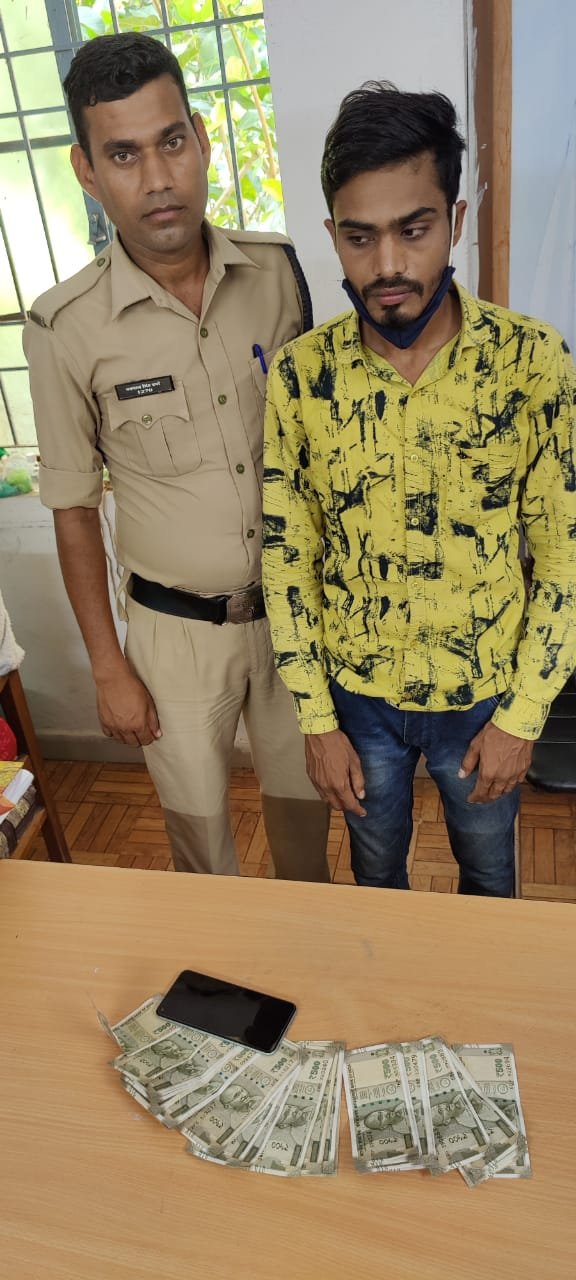 आईपीएल मुंबई इंडियंस एवं सनराइज हैदराबाद के मैच में सट्टा लगवा रहे आरोपी पकड़ाया, 28 हजार एवं एक मोबाइल जप्त
