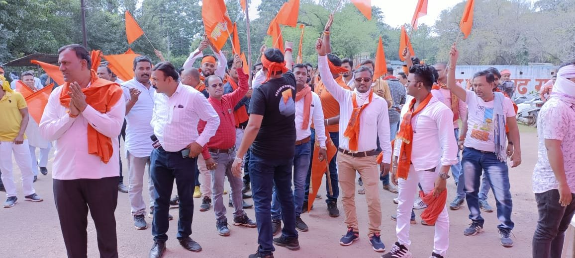 भगवाध्वज के अपमान और पक्षपातपूर्ण कार्यवाही से आक्रोशित हिंदू समाज, सैकड़ों की संख्या में धरना प्रदर्शन में हुए शामिल, जताया आक्रोश, ज्ञापन के माध्यम से रखी मांगे