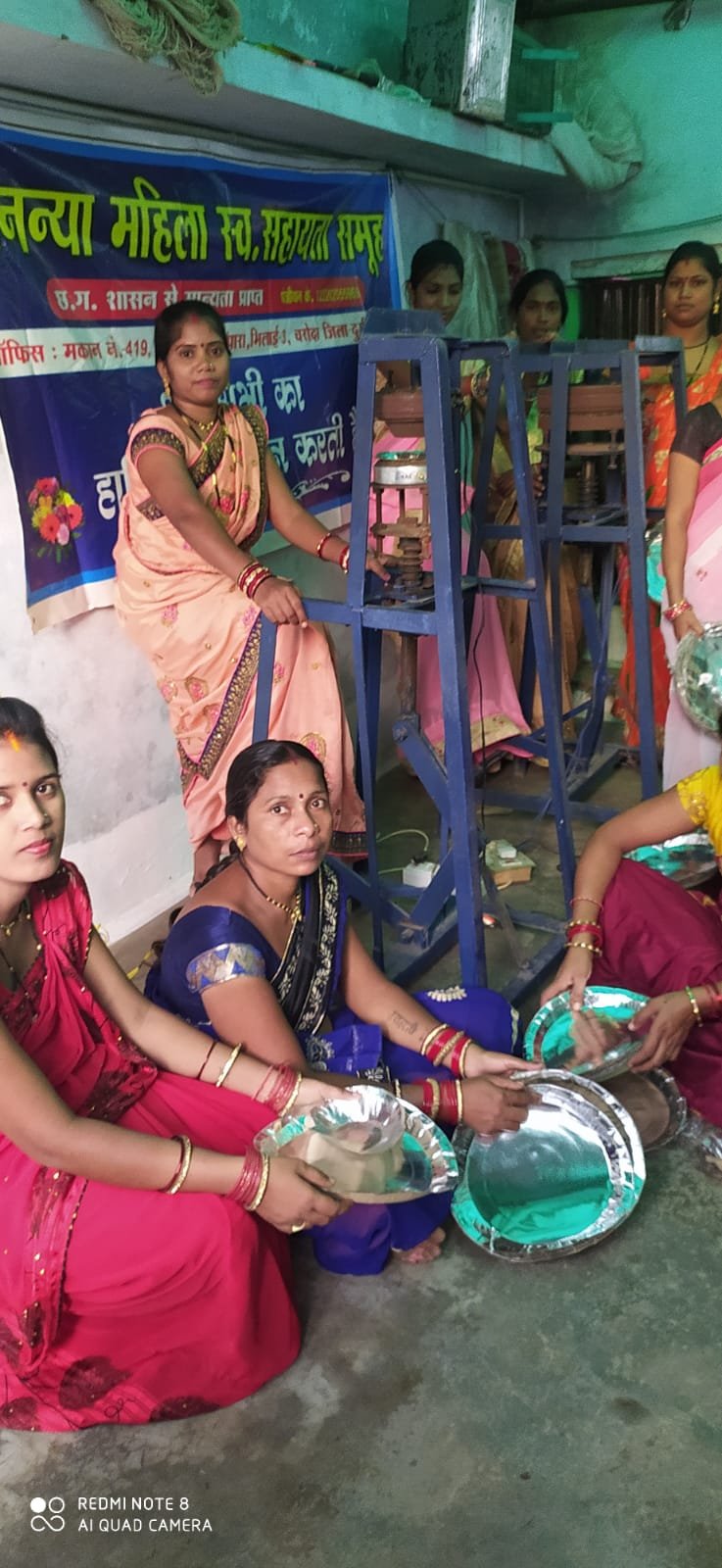 दोना पत्तल निर्माण कार्य के साथ सामाग्री बिक्री कला का प्रशिक्षण दिया लोकार्पण समिति ने, 40 महिलाएं हुई प्रशिक्षित दोना पत्तल निर्माण कार्य के साथ सामाग्री बिक्री कला का प्रशिक्षण दिया लोकार्पण समिति ने, 40 महिलाएं हुई प्रशिक्षित