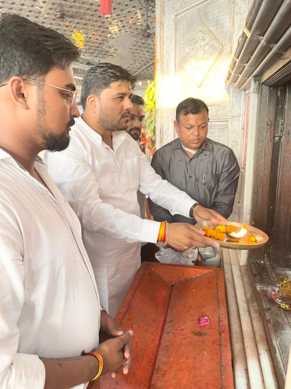 सिद्ध पीठ डोंगरगढ़ में आदि शक्ति मां बमलेश्वरी पूजा अर्चना कर सतीश की उन्नति एवं खुशहाली का मांगा अतुल ने की प्रार्थना