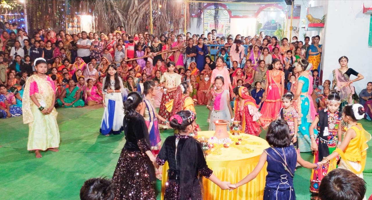 क्रियेटिव फैशन आर्ट एकेडमी के रास गरबा डांडिया स्पर्धा में बेस्ट डांस अवॉर्ड रितिका चंद्राकर को,