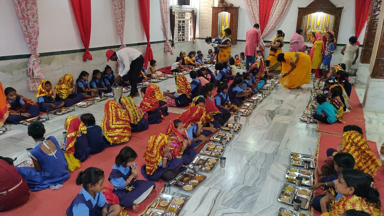 श्री सत्तीचौरा माँ दुर्गा मंदिर, गंजपारा दुर्ग में 9 दिवस में 2100 से ज्यादा कन्यामाताओं का पूजन कर कराया गया कन्याभोज. श्री सत्तीचौरा माँ दुर्गा मंदिर, गंजपारा दुर्ग में 9 दिवस में 2100 से ज्यादा कन्यामाताओं का पूजन कर कराया गया कन्याभोज.