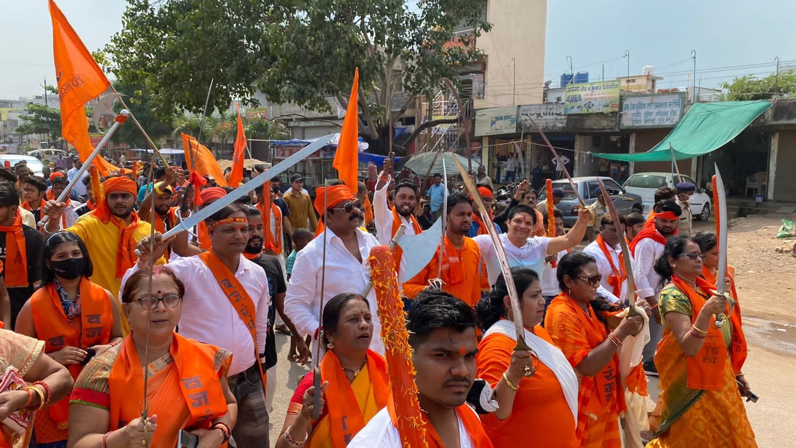 विश्व हिंदू परिषद बजरंग दल द्वारा विजयदशमी पर्व के अवसर पर भव्य शस्त्र पूजन एवं निकाली गई शोभायात्रा