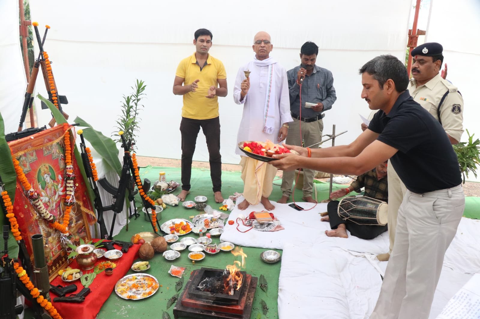 विजयादशमी के अवसर पर शस्त्रों की पूजा कर सुख – शांति की कामना की वरिष्ठ पुलिस अधीक्षक ने