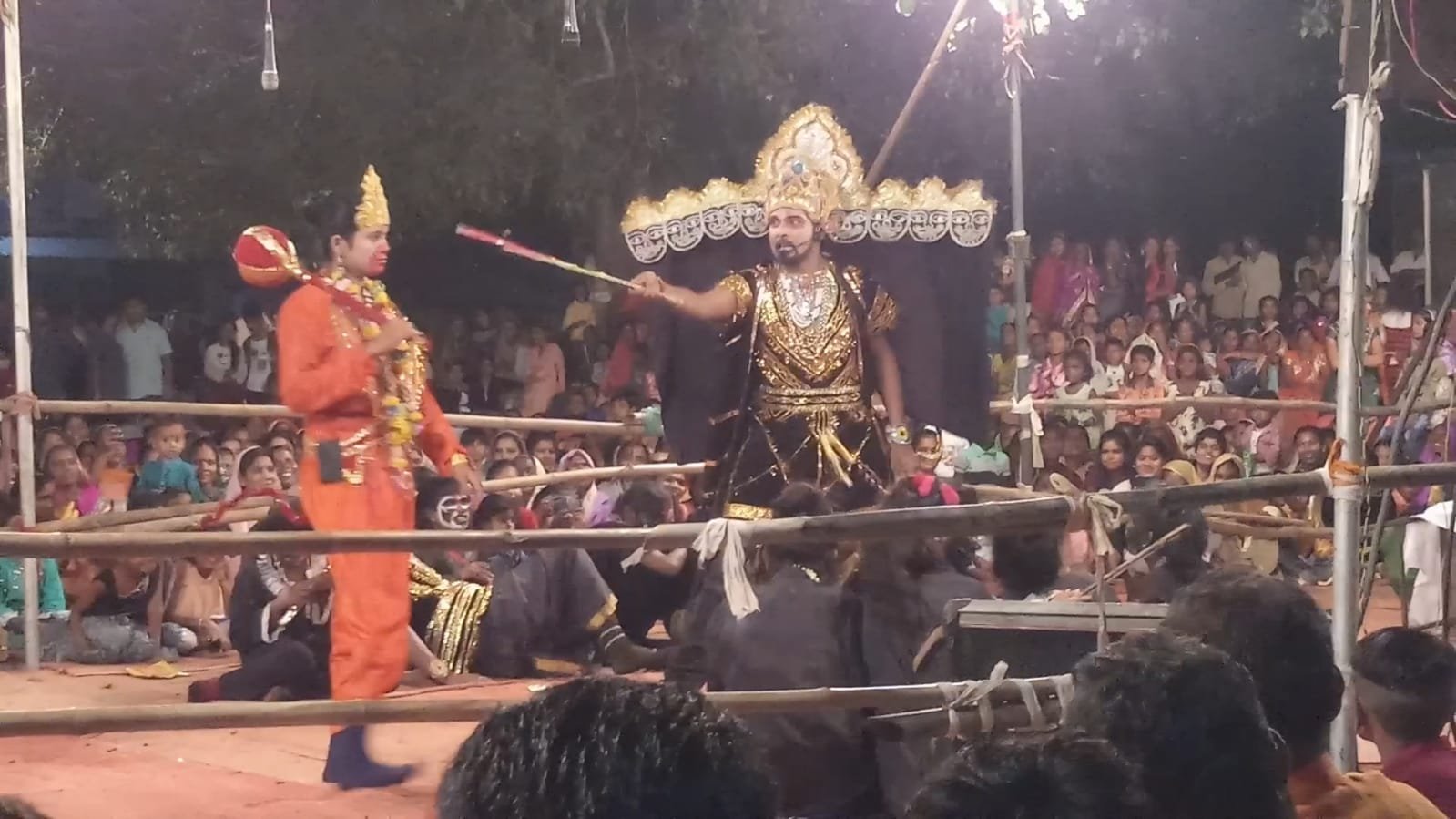 बेटियां कर रही रामलीला का मंचन, बुजुर्ग दे रहे मार्गदर्शन, एक शताब्दी से ग्राम तर्रा पाटन में हो रहा आयोजन
