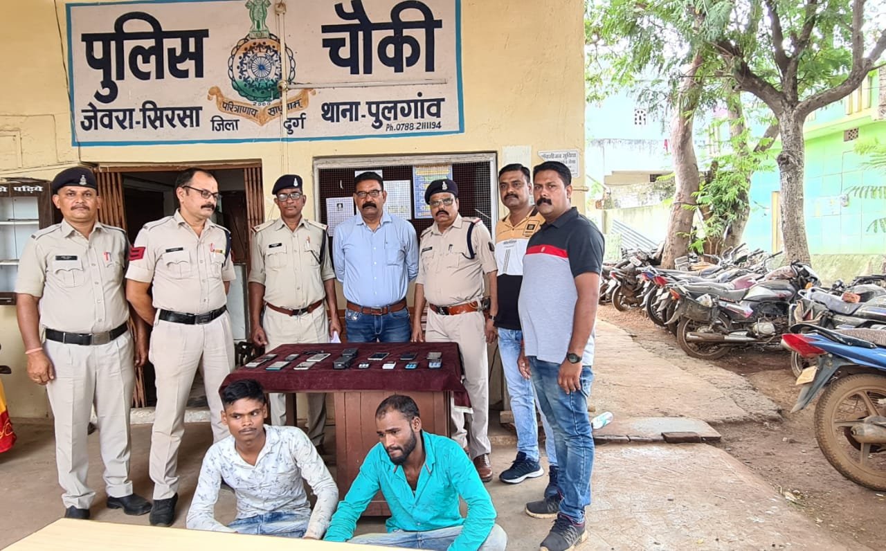 चोरी का मोबाइल बेचने के लिए ग्राहक तलाश करते चोर गिरफ्तार, 13 नग मोबाइल हैंडसेट जप्त, 2 माह पूर्व की थी चोरी