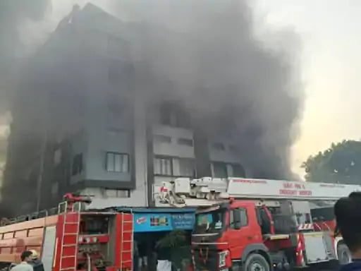 पैकेजिंग कंपनी में लगी भीषण आग, एक मजदूर जल कर खाक, रेस्क्यू जारी