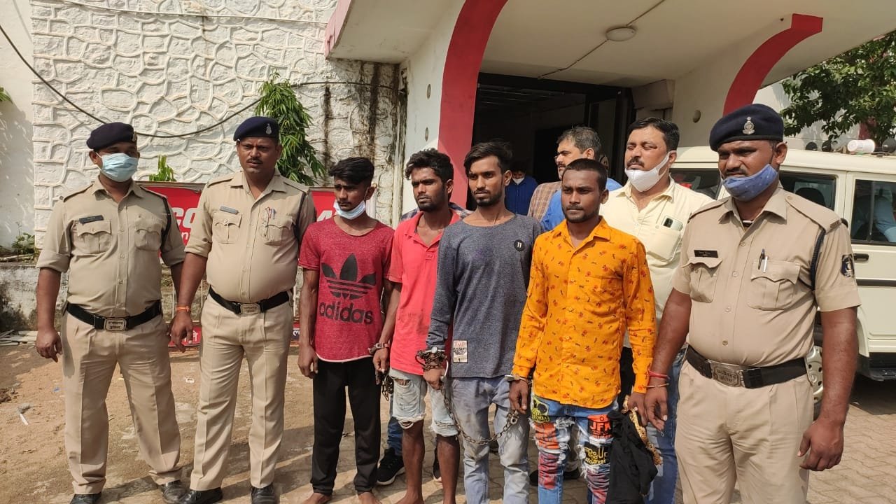 चरोदा स्थित यूको बैंक में डकैती डालने के पूर्व भिलाई 3 पुलिस ने अपचारी बालक सहित पांच आरोपियों को किया गिरफ्तार, पिस्टल ,सब्बल, कटर मिर्ची पाउडर सहित अन्य सामग्री जप्त चरोदा स्थित यूको बैंक में डकैती डालने के पूर्व भिलाई 3 पुलिस ने अपचारी बालक सहित पांच आरोपियों को किया गिरफ्तार, पिस्टल ,सब्बल, कटर मिर्ची पाउडर सहित अन्य सामग्री जप्त