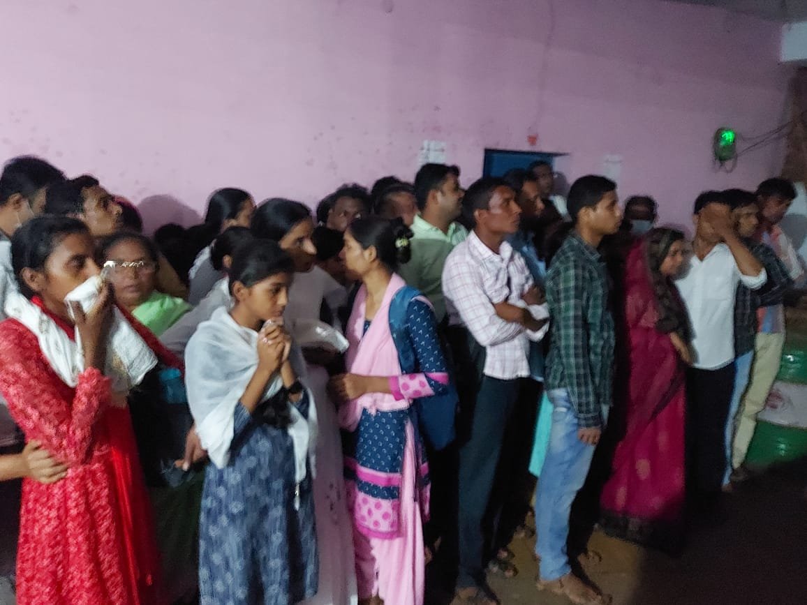 ग्राम ओटेबंद में प्रार्थना सभा के विरोध में बाहर से आए प्रचारकों पर ग्रामीणों ने किया पथराव, भारी संख्या में बल की उपस्थिति से स्थिति हुई नियंत्रित दोनों पक्षों के मध्य जुर्म दर्ज ग्राम ओटेबंद में प्रार्थना सभा के विरोध में बाहर से आए प्रचारकों पर ग्रामीणों ने किया पथराव, भारी संख्या में बल की उपस्थिति से स्थिति हुई नियंत्रित दोनों पक्षों के मध्य जुर्म दर्ज