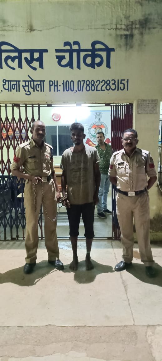 पीडीएफ चावल की कालाबाजारी करने वाले महिला सेल्समैन एवं वाहन चालक गिरफ्तार 91 नग चावल की बोरिया जप्त