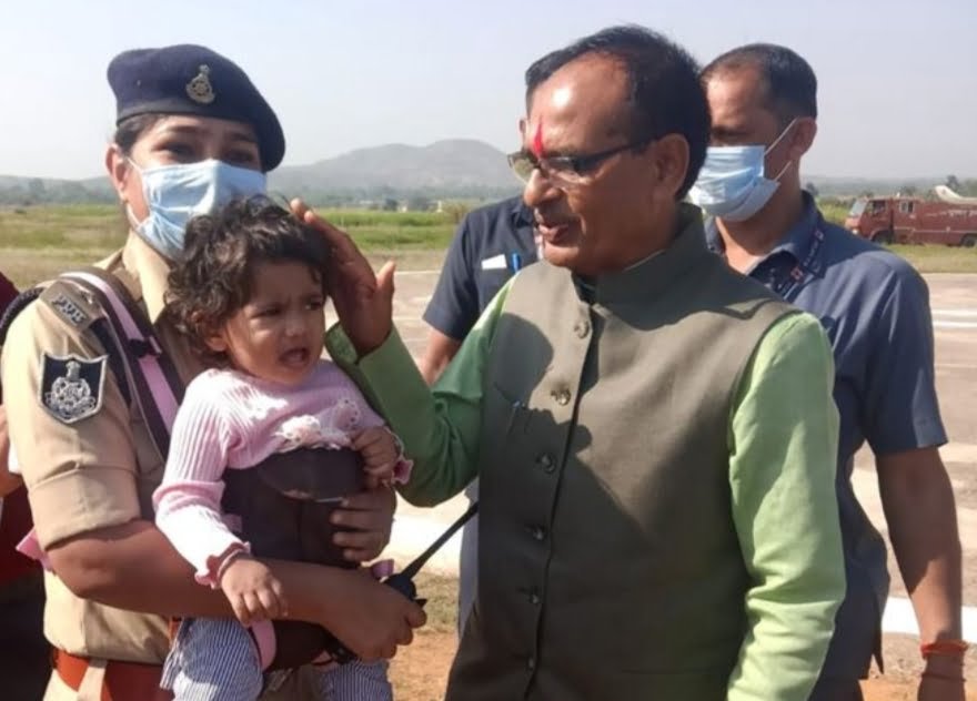 बेटी से खुद से बांध ड्युटी पर तैनात रहीं डीएसपी, सीएम ने कर्तव्य पारायणता को सराहा