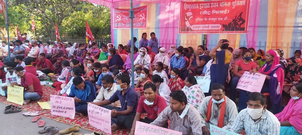 मेहनतकशों ने लगाया नारा बोनस है अधिकार हमारा, ठेका मजदूर इक्यूपमेंट चौक में एकत्रित होकर  बोनस भुगतान को लेकर हल्ला बोला