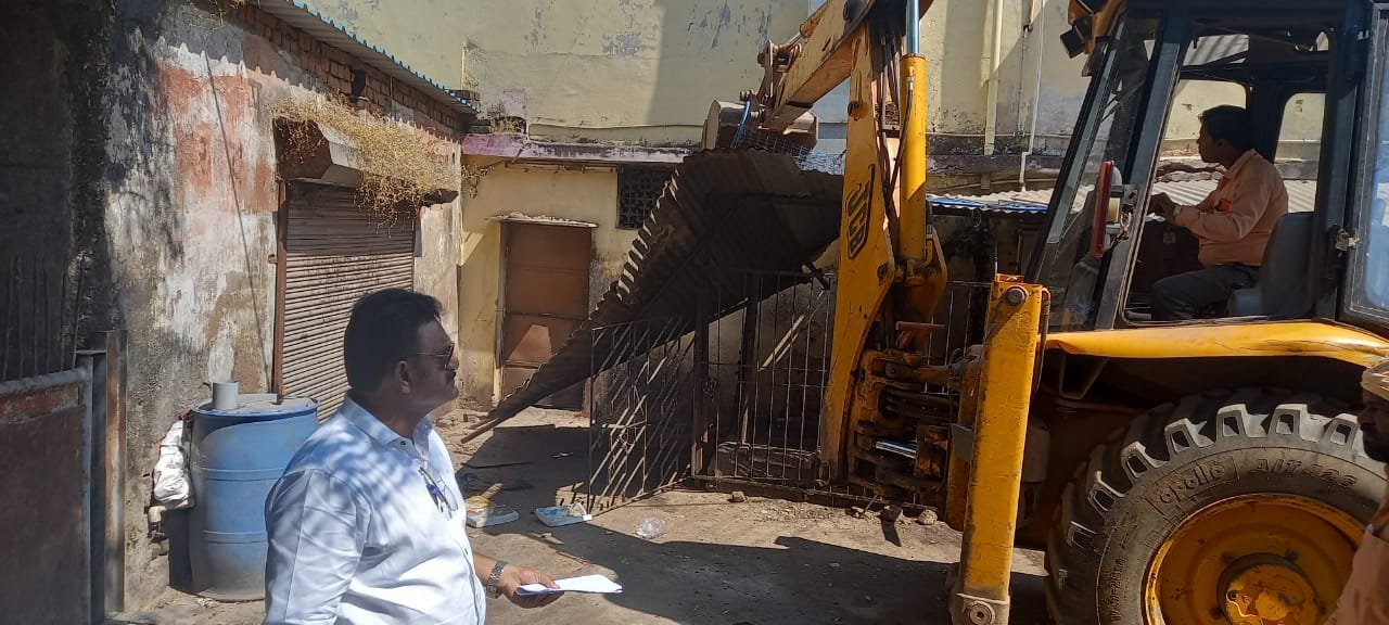 जलाराम स्वीट्स ने टीन शेड एवं सीढ़ी लगाकर किया गए 50 फीट चौड़ा 10 फीट लंबा अतिरिक्त निर्माण, निगम की टीम ने हटाया जलाराम स्वीट्स ने टीन शेड एवं सीढ़ी लगाकर किया गए 50 फीट चौड़ा 10 फीट लंबा अतिरिक्त निर्माण, निगम की टीम ने हटाया