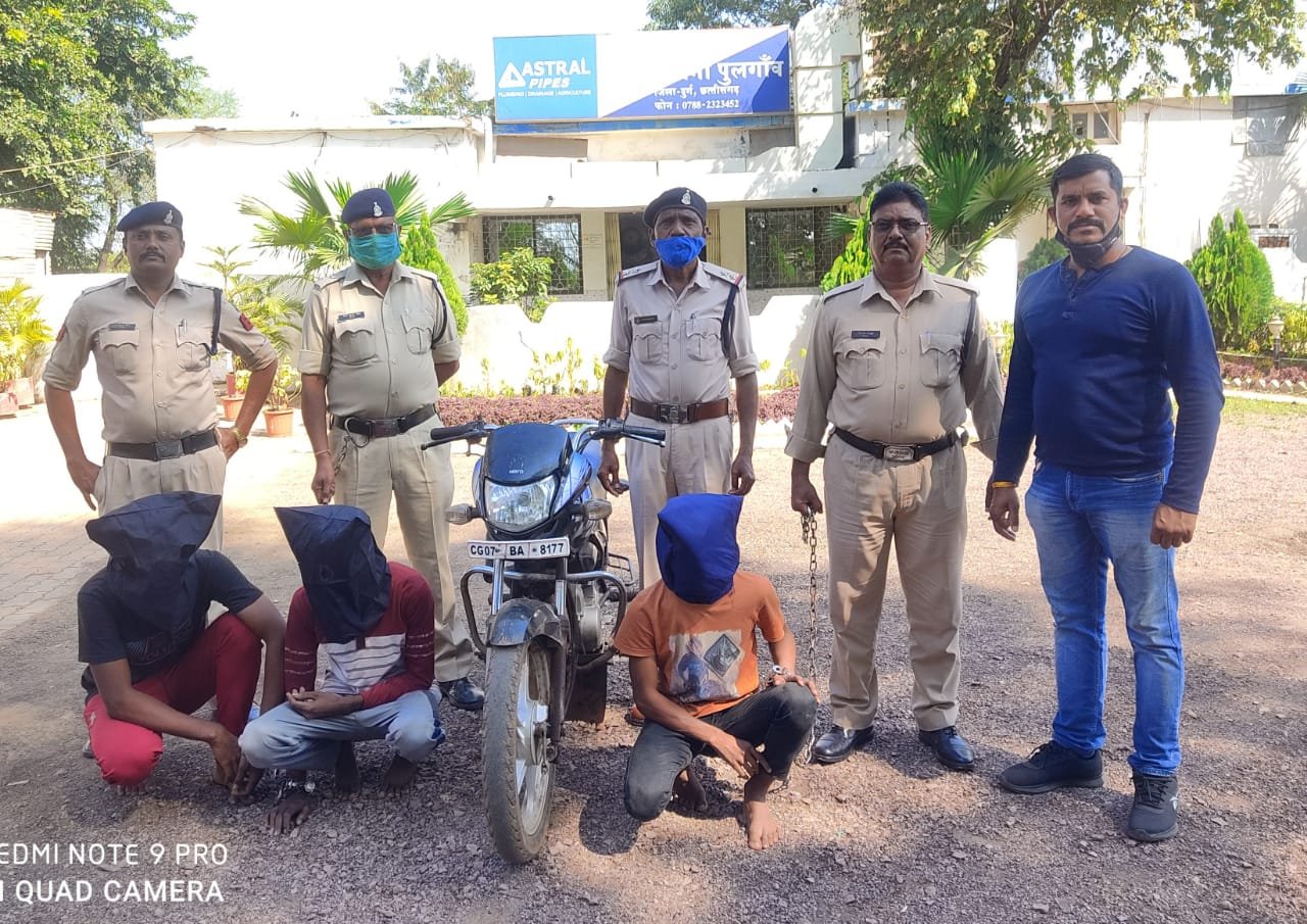 डिलीवरी ब्वॉय से मोबाइल एवं नगदी लूटने वाले तीन आरोपियों को पुलिस ने किया गिरफ्तार ,आरोपियों से मोबाइल एवं घटना में प्रयुक्त बाइक जप्त