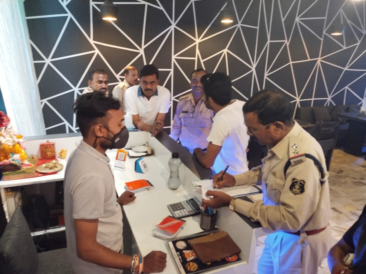 गेमिंग जोन की आड़ में नाबालिग युवकों को नशा परोस रहे यार्ड हुक्का बार को किया गया सील, 20 से अधिक हुक्का बारों के खिलाफ दुर्ग पुलिस की कार्यवाही