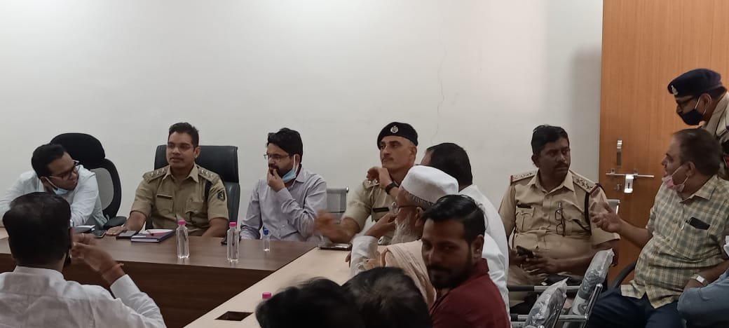 दीपावली त्यौहार के मदद्नेजर दुर्ग पुलिस द्वारा शहर के कई मार्गों पर चार पहिया वाहन प्रवेश पर लगाई रोक, व्यापारियो एवं ग्राहकों के लिए पार्किग की व्यवस्था बनाने दुर्ग पुलिस ने शुरू की कवायद