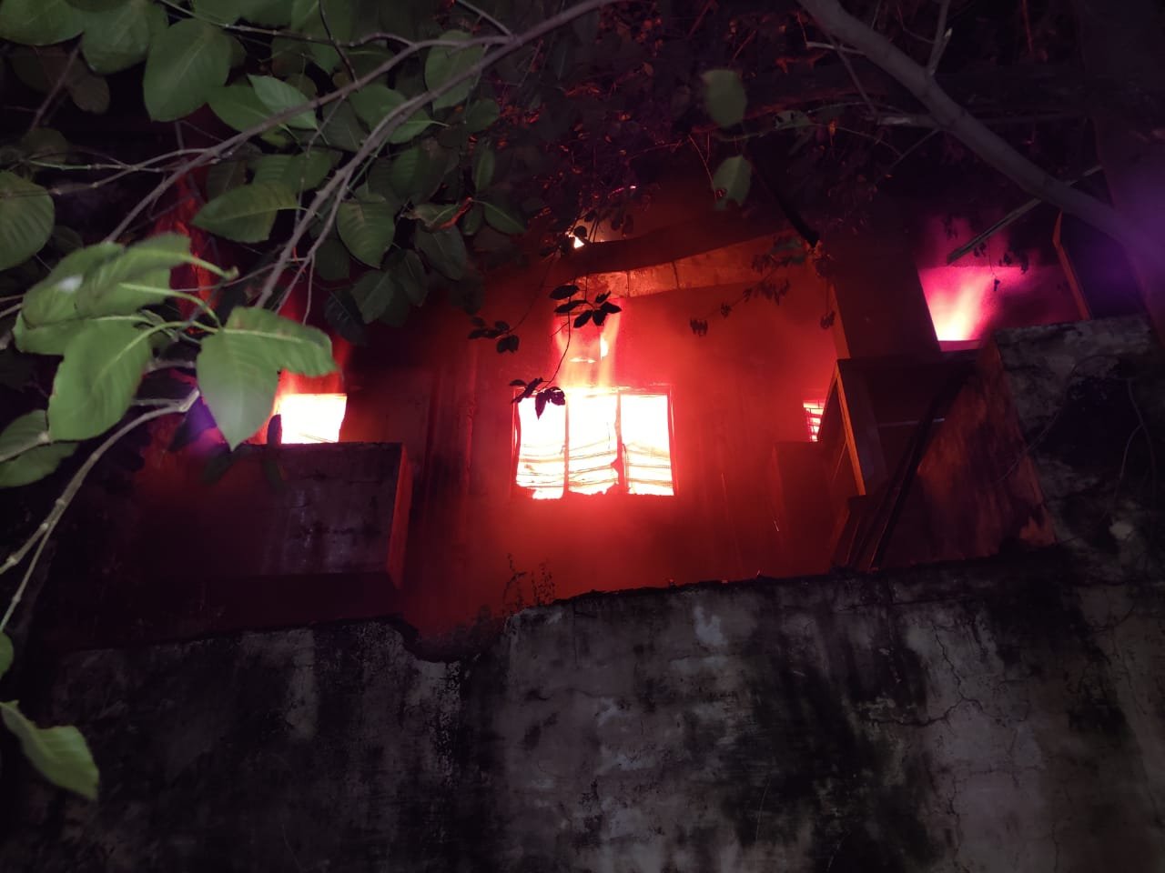 दुर्ग बिग ब्रेकिंग : होटल शीला में लगी भीषण आग, 3:30 घंटे से पुलिस एवं अग्निशमन सेवा का आग बुझाने प्रयास जारी