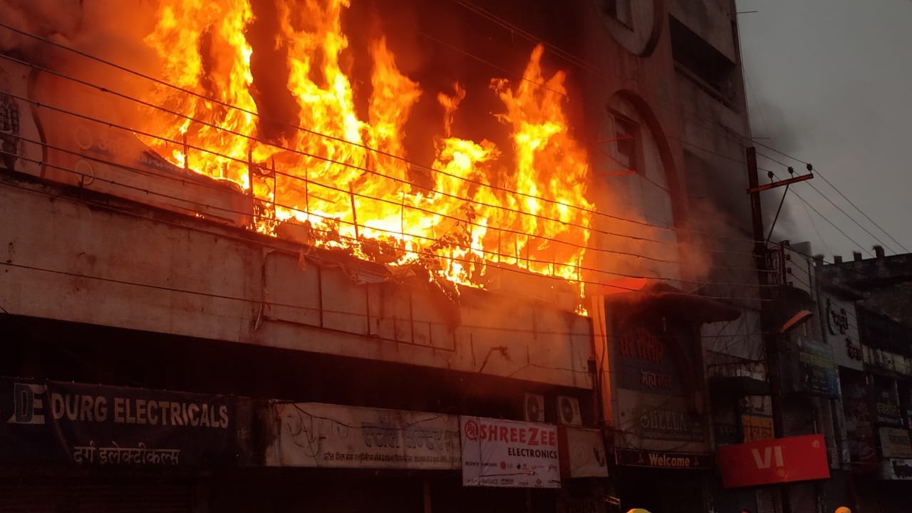 दुर्ग ब्रेकिंग : होटल शीला की बहु मंजिला इमारत से उठने लगी आग की लपटें, बगल के व्यापारिक प्रतिष्ठानों पर बढा खतरा