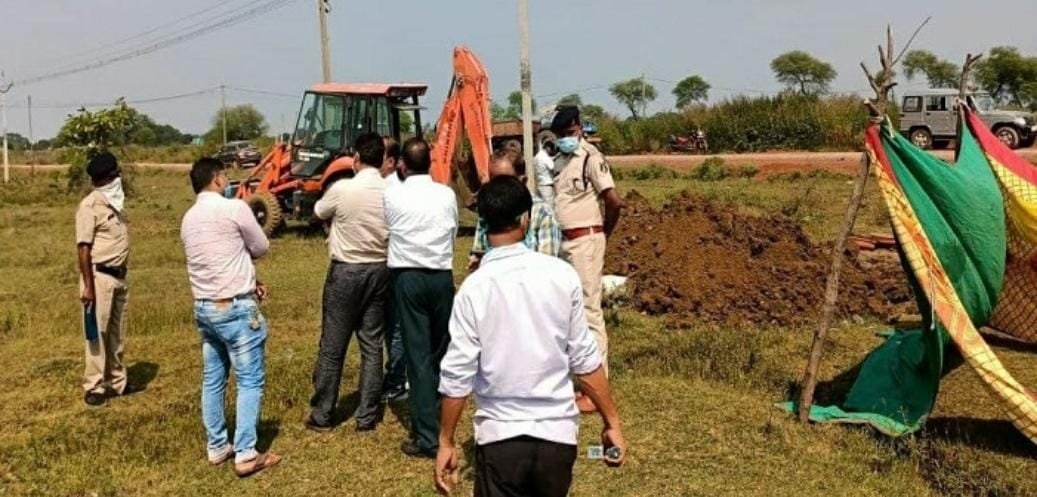 सर्प दंश से मौत के बाद बिना पीएम दबनाए गए बच्चों के शव कब्र से निकलवाए गए, चीर-फाड़ नहीं चाहते थे परिजन