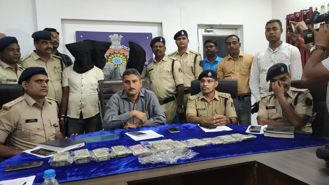 इंडियन बैंक के कैशियर से हुई लूट 15 लाख  लूट की घटना में बैंक का ही कर्मचारी शामिल, पकड़े गए तीन आरोपी , एक महिला सहित दो आरोपी फरार, सीसीटीवी फुटेज के लिए एसएसपी ने सम्मानित किया प्रतिष्ठान संचालक को