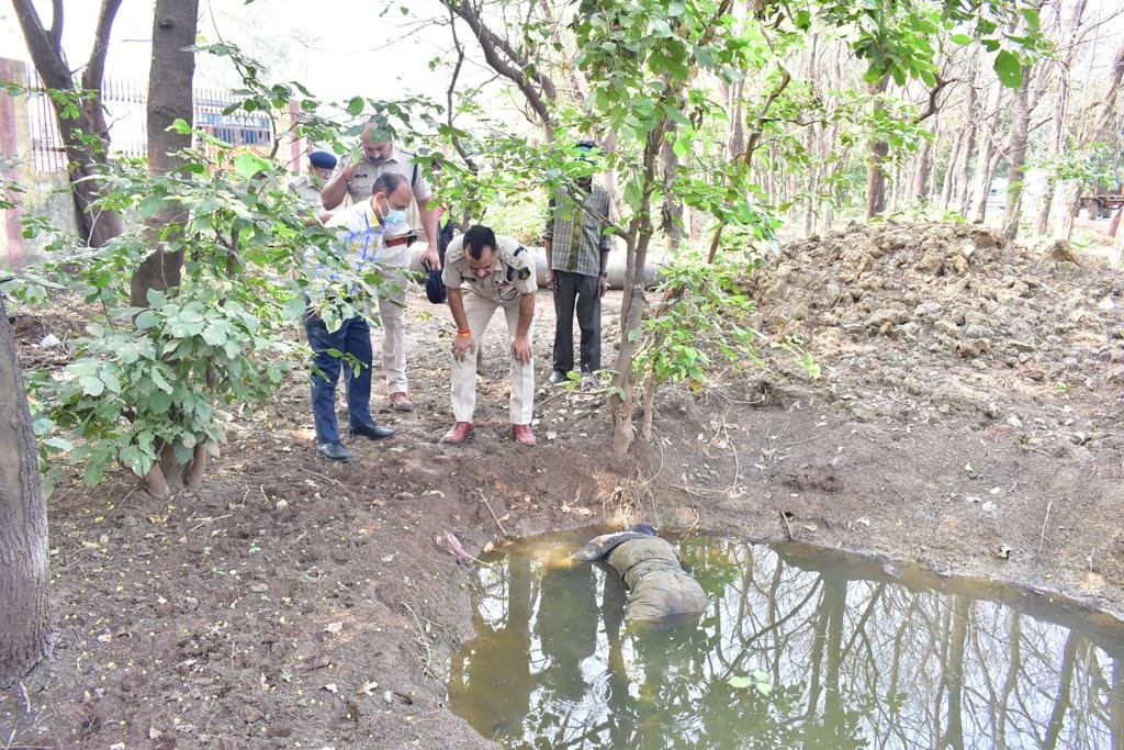 भिलाई 3 थाना परिसर में बने पानी के गड्ढे में मिला व्यक्ति का शव, 3 से 4 दिन पुराना, पुलिस को नहीं थी जानकारी, शिनाख्त का प्रयास जारी