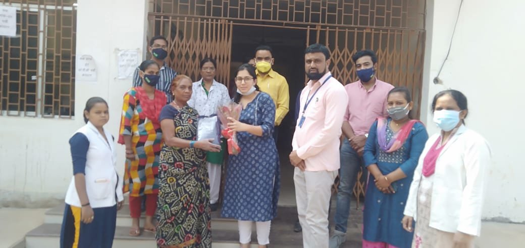 प्राथमिक स्वास्थ्य केंद्र भिलाई 3 में कार्यरत महिला सफाई कर्मियों को वस्त्र भेंट कर सम्मानित किया
