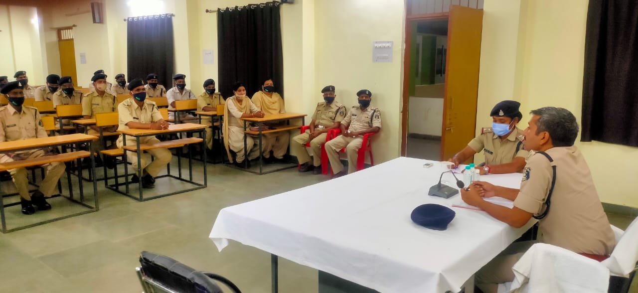 नशे की लत से दूर रहकर प्रतिदिन  करें व्यायाम, रिफ्रेशर कोर्स कर रहे जवानों के बीच पहुंचकर वरिष्ठ पुलिस अधीक्षक दुर्ग ने दिए महत्वपूर्ण निर्देश