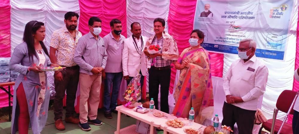 प्रधानमंत्री जनऔषधि केंद्र बोरसी ने मनाया अमृत महोत्सव, 100 बुजुर्गों को निशुल्क दी दवाइयां
