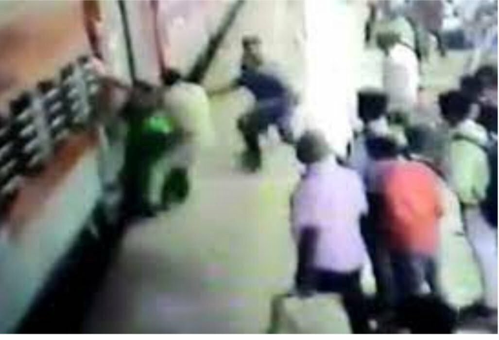 देवदूत बना RPF कांस्‍टेबल, चलती ट्रेन से गिरी गर्भवती महिला की बचाई जान,