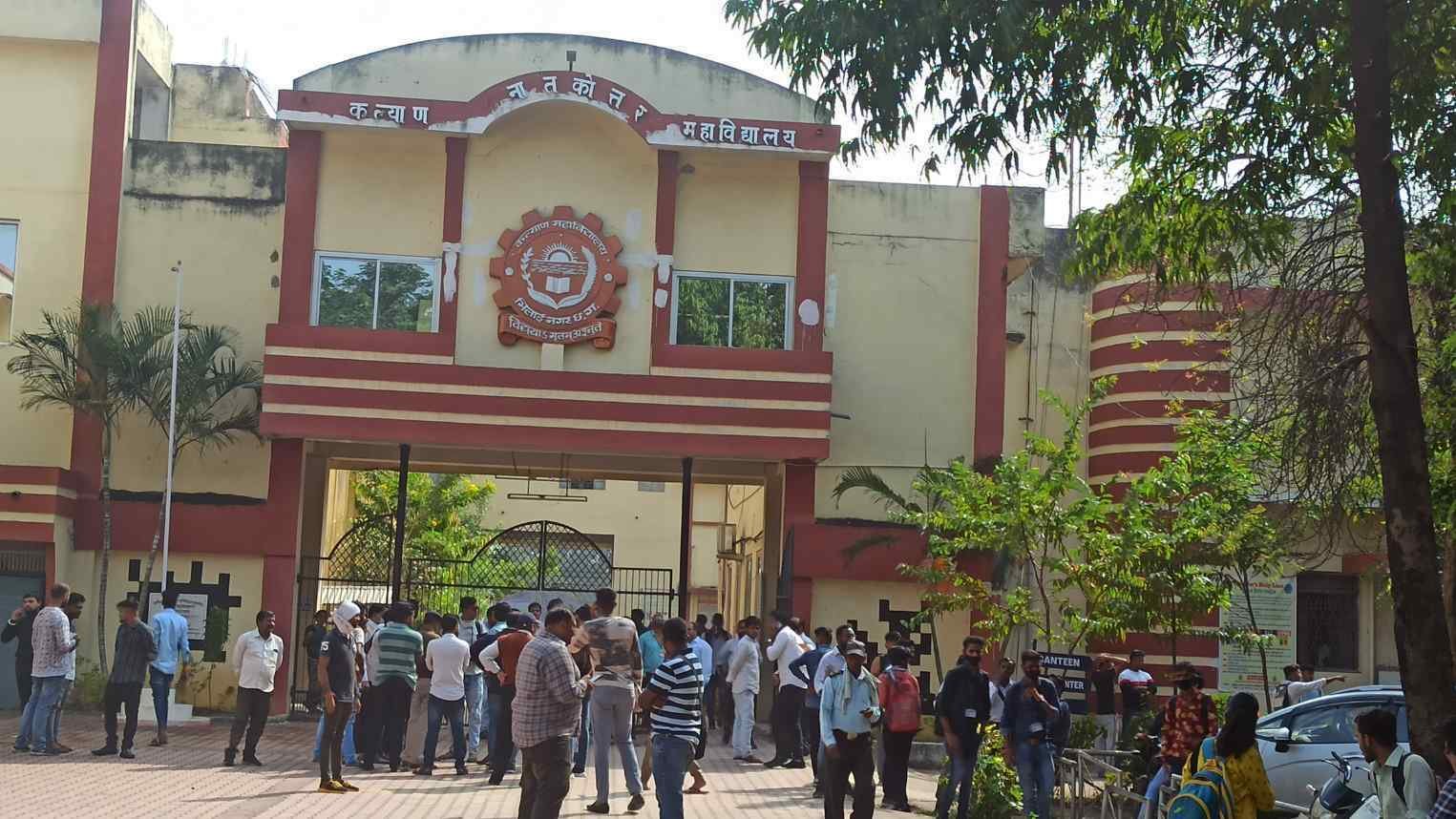 कल्याण महाविद्यालय में बीकॉम प्रथम वर्ष के छात्र पर तृतीय वर्ष के छात्र ने चाकू से किया हमला, पीड़ित के बड़े भाई ने हमले का कारण रैगिंग को बताया