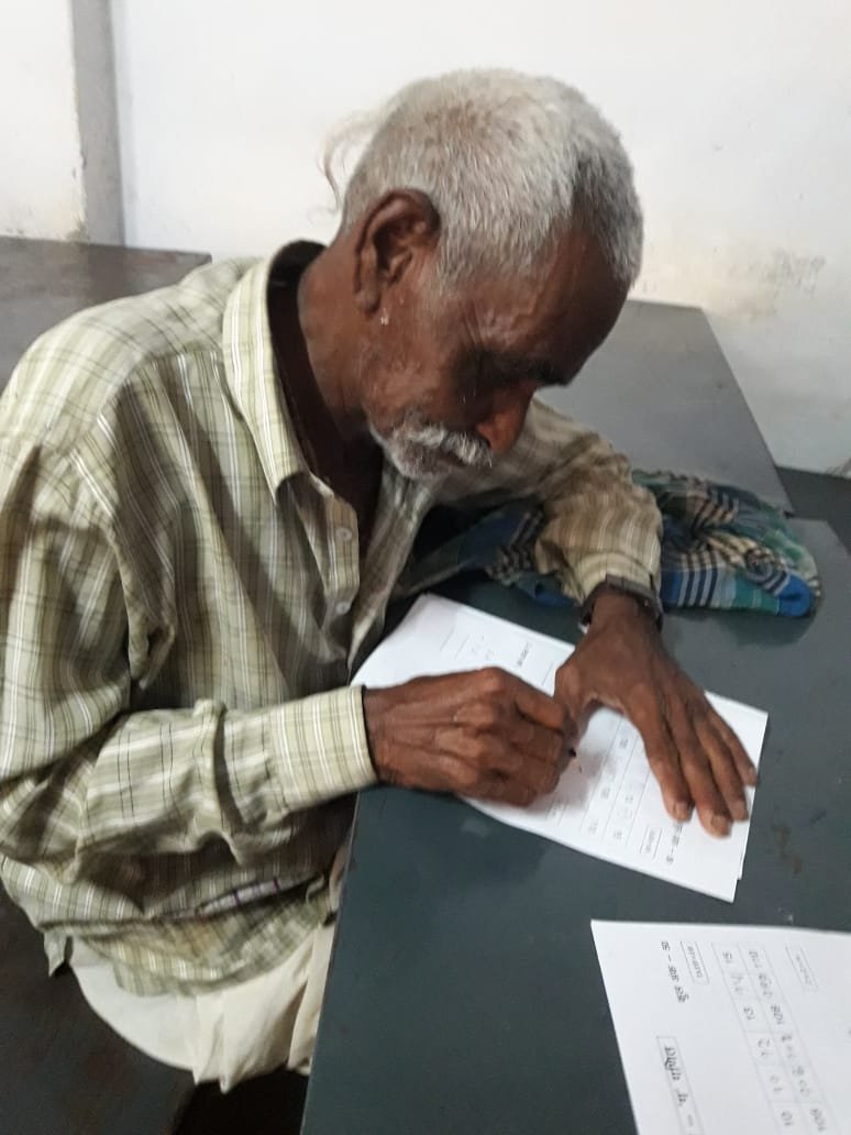 पढ़ने की ललक से 70 वर्षीय वृद्ध ने अंगूठा लगाना छोड़, हाथों में ली कलम, पढ़ना लिखना अभियान का सार्थक परिणाम